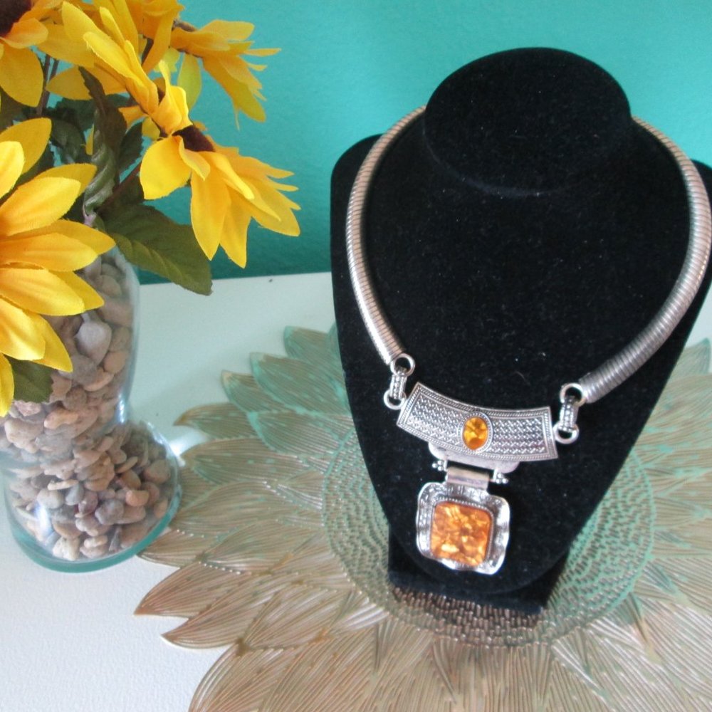 Very stylish necklace.